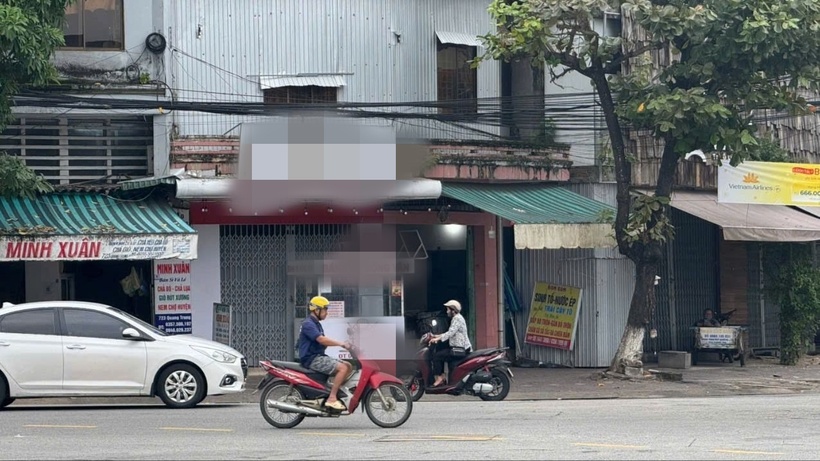 Sau khi ăn bánh mì tại cơ sở này nhiều người nhập viện nghi ngộ độc. Ảnh: SGGP.