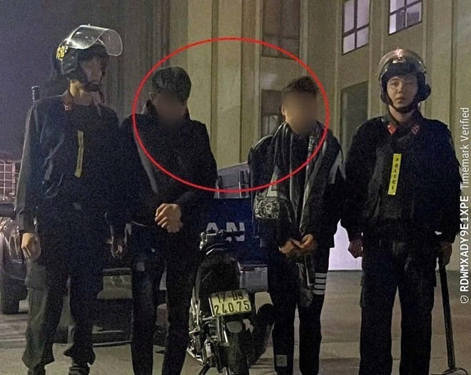 Hai đối tượng Phạm Trung H và Nguyễn Tấn B (giữa). Ảnh: Lao động