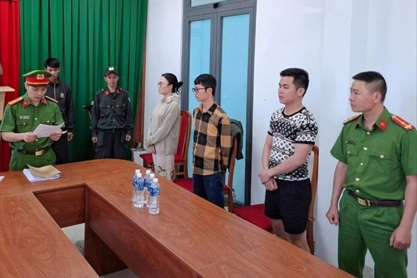 Bắt quả tang nhóm nam nữ đang phê ma túy trong phòng trọ ở Lâm Đồng. Ảnh: Báo Lao động.