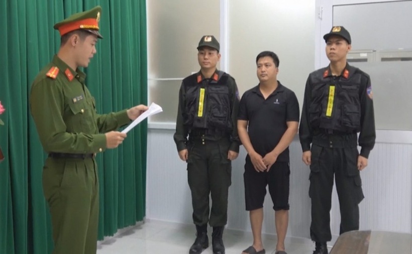 Công an TP.HCM đọc lệnh bắt Lê Quang Quyết. (Ảnh: Cơ quan công an)