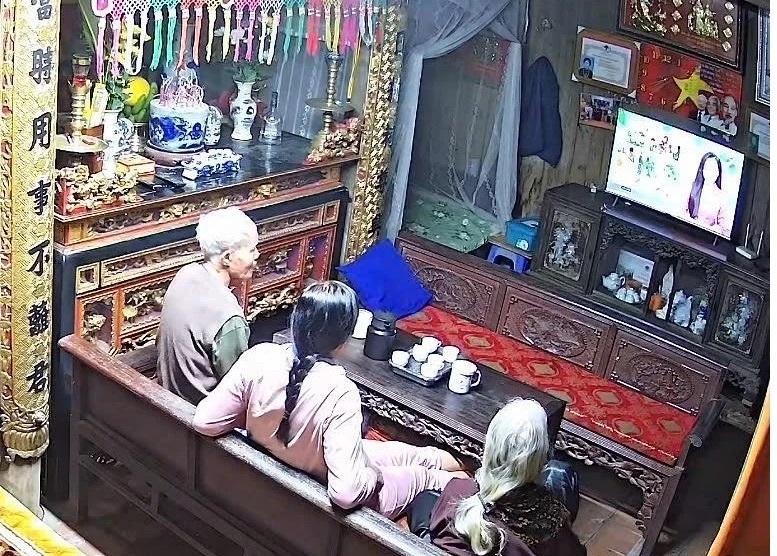 Hình ảnh cụ ông tinh thần khoan khoái khi được ở cùng người thân. Ảnh: Gia đình cung cấp cho bác sĩ