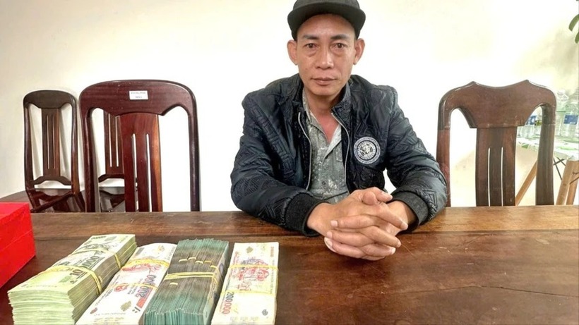 Nghi phạm Trần Ngọc Mộng đến công an đầu thú. Ảnh: PLO.