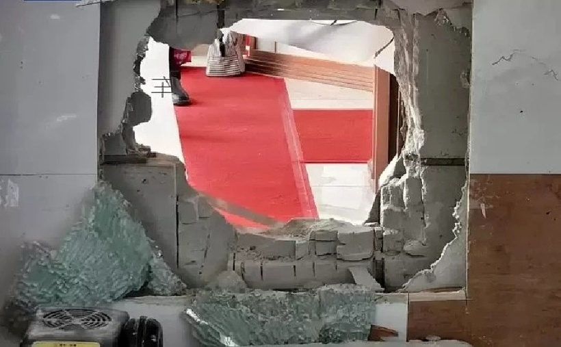 Cửa hàng bị đục một mảng tường lớn trong vụ trộm. Ảnh: Sina.