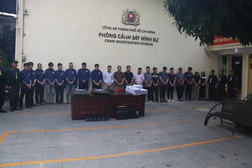 Các đối tượng trong băng nhóm cưỡng đoạt tài sản “núp bóng” công ty mua bán nợ bị Công an TPHCM khởi tố, bắt giam. Ảnh: PLO