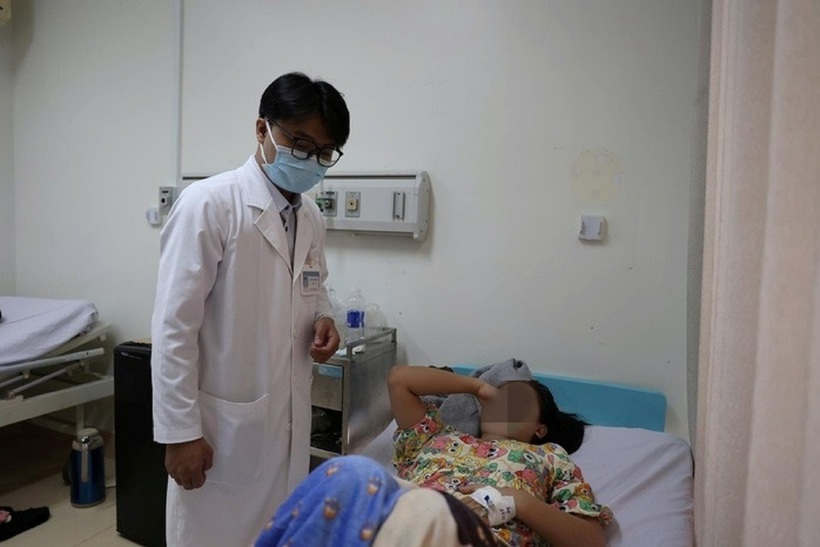 Một trong số các bệnh nhân nhập viện do ngộ độc. Ảnh: Người Lao Động.