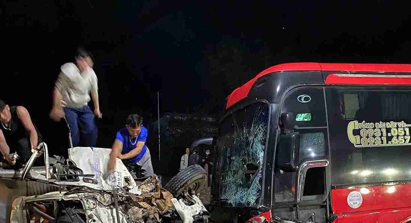 Tài xế xe tải và phụ xe bị kẹt trong ca bin sau vụ tai nạn. (Ảnh: Lao động)