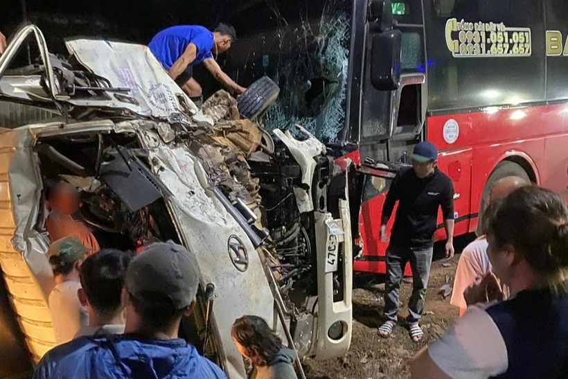 Người dân cạy cửa kính, hỗ trợ đưa nạn nhân đi cấp cứu. (Ảnh: Dân trí)