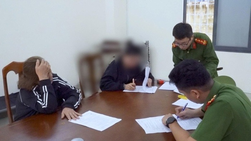 Công an làm việc với 2 đối tượng. Ảnh: Người lao động