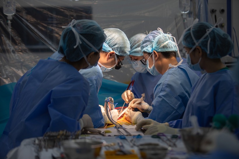 Bệnh viện Quân y 175 xuyên đêm ghép gan cấp cứu cho thầy giáo bị suy gan cấp nguy kịch. Ảnh: PLO.