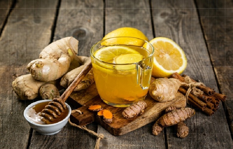 . Nước chanh giàu&nbsp;vitamin C, giúp đào thải độc tố đồng thời cung cấp đủ nước.