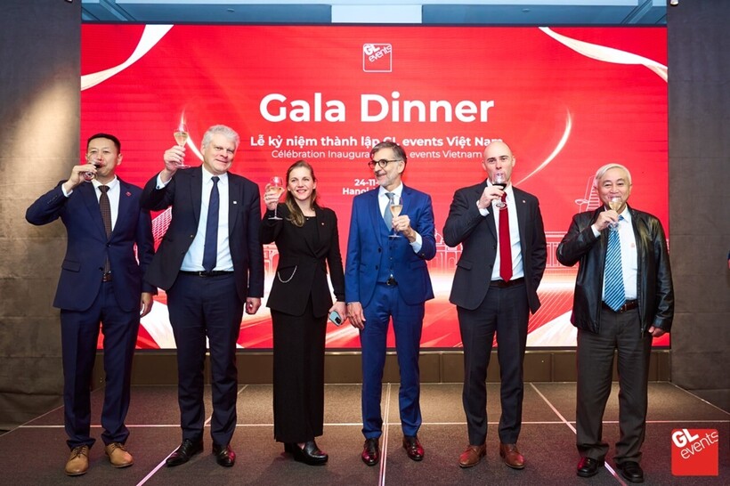 Đại diện lãnh đạo tập đoàn và khách mời nâng ly chúc mừng trong buổi lễ thành lập Công ty TNHH GL events Việt Nam