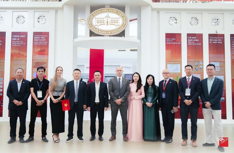 GL events chụp ảnh lưu niệm cùng đại diện của Ngân hàng nhà nước Việt Nam tại gian trưng bày triễn lãm thành tựu ngành ngân hàng