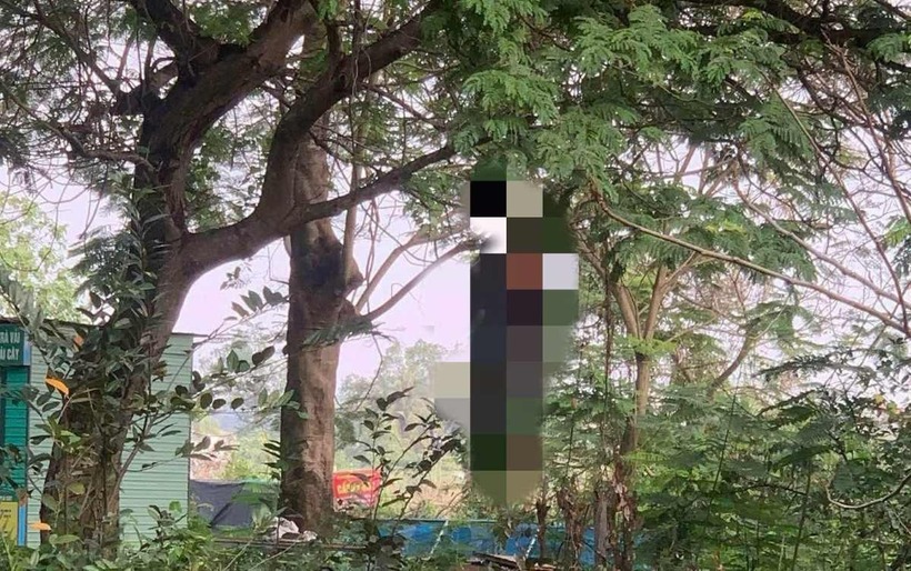 Hiện trường người đàn ông tử vong trong tư thế treo cổ ở phường Long Bình. (Ảnh: Lao động)