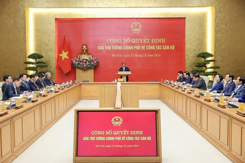 Thủ tướng Phạm Minh Chính chủ trì công bố và trao Quyết định giao Quyền Bộ trưởng Bộ Công Thương với đồng chí Lê Mạnh Hùng - Ảnh: VGP/Nhật Bắc