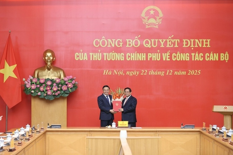 Thủ tướng Phạm Minh Chính trao Quyết định bổ nhiệm và tặng hoa chúc mừng đồng chí Lê Mạnh Hùng - Ảnh: VGP/Nhật Bắc