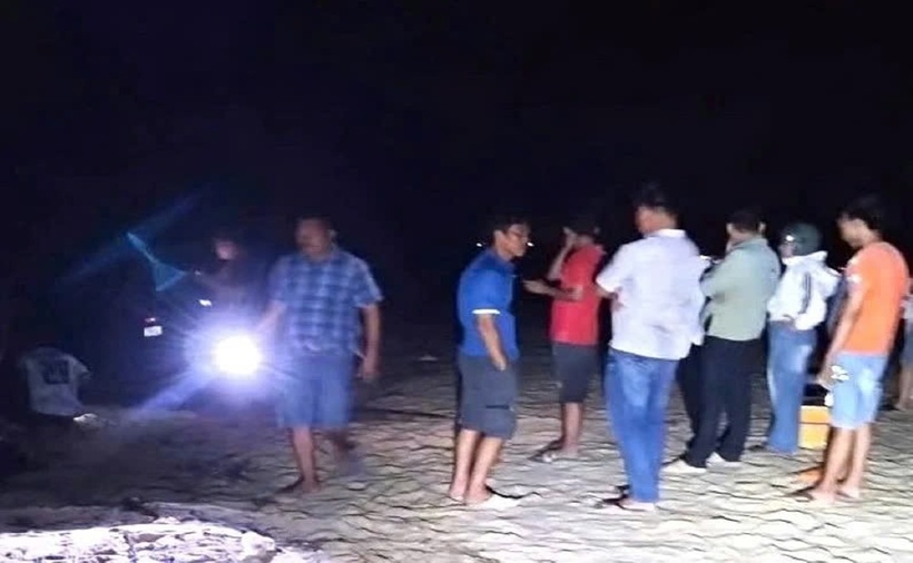 Người dân xuyên đêm tìm kiếm ông A. (Ảnh: Tiền phong)