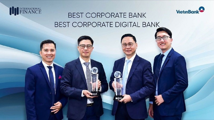 Đại diện Khối KHDN VietinBank nhận 2 giải thưởng danh giá từ IFM