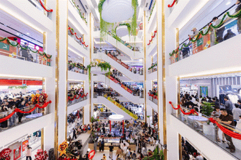 5 tầng bên trong Vincom Plaza Vinh đông kín khách trong ngày khai trương