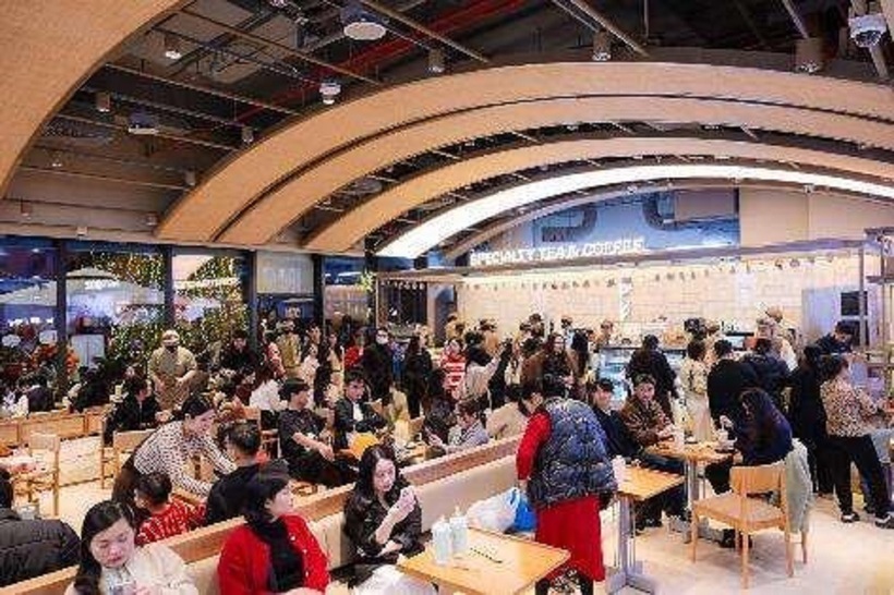 Gian hàng ẩm thực đông kín cùng loạt ưu đãi khai trương hấp dẫn