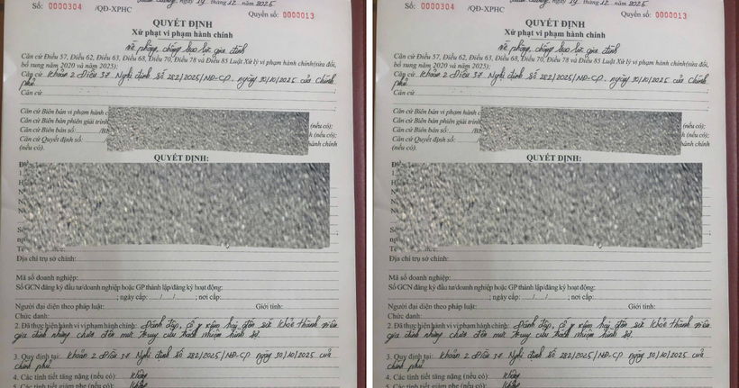 Công an xã Xuân Quang ra quyết định xử phạt vi phạm hành chính với người vi phạm. (Ảnh: Công an tỉnh Lào Cai)