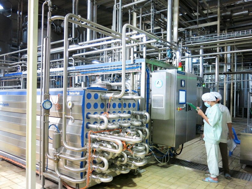 Hệ thống máy móc hiện đại bên trong nhà máy của Nutifood.