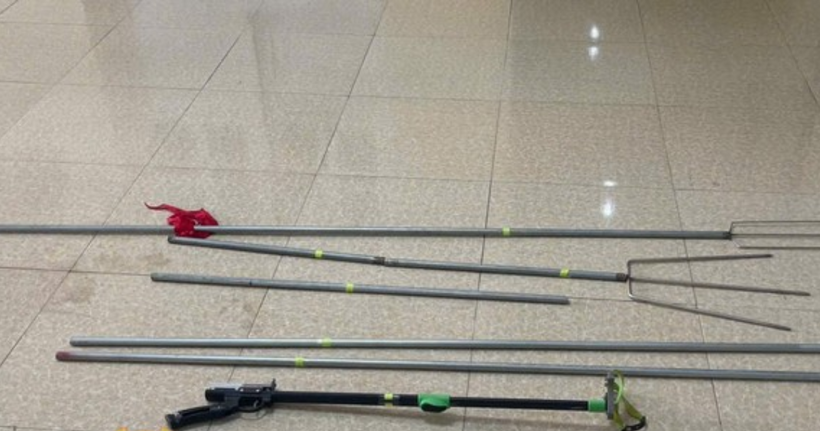 Các tang vật thu giữ của hai nhóm đối tượng.