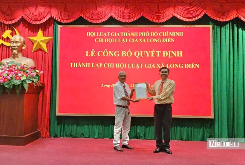 Luật gia Đoàn Ngọc Hải, Phó Chủ tịch Hội Luật gia Tp.HCM trao quyết định cho Chi hội Luật gia xã Long Điền.