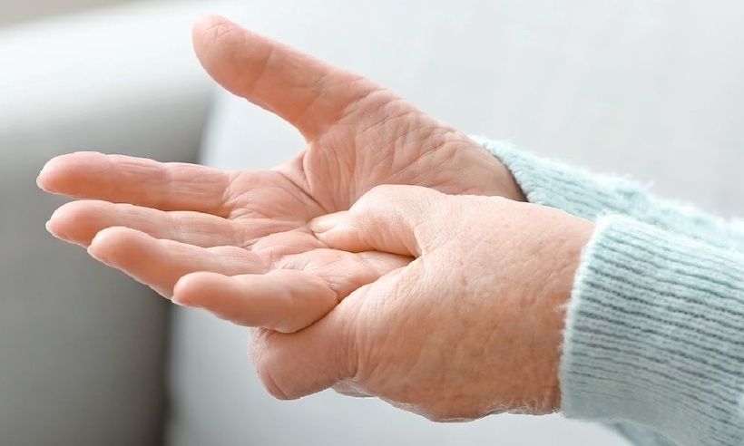 Tay thường xuyên tê có thể là dấu hiệu thận không khỏe.