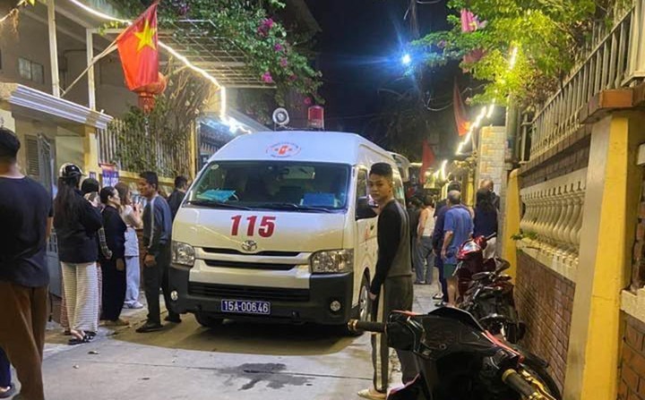 Hai nạn nhân bị thương được chuyển đi cấp cứu. (Ảnh: VTC News)