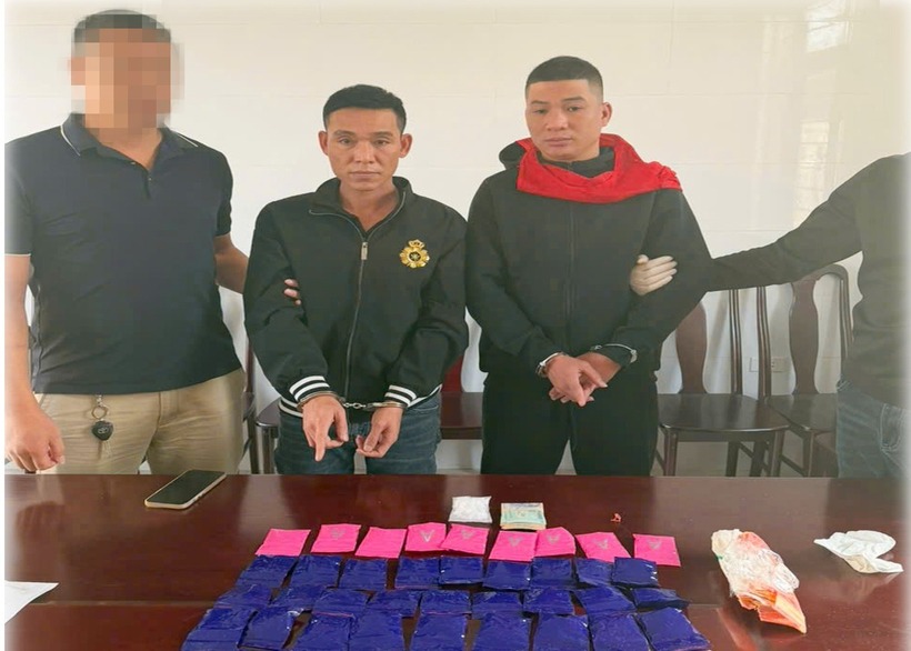 Các đối tượng Trần Mạnh Cường và Nguyễn Văn Kiều cùng tang vật thu giữ. Ảnh: Công an Thanh Hóa