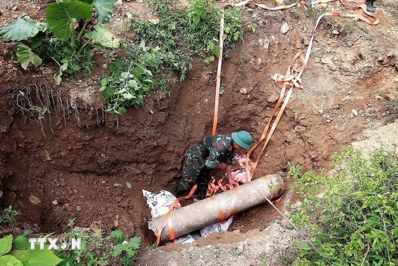 Phát hiện quả bom nặng khoảng 500kg tại Phú Thọ. Ảnh: TTXVN