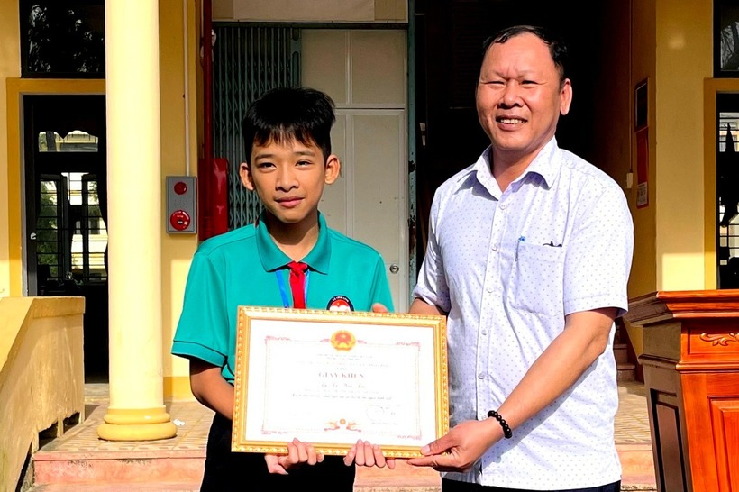 Em Lê Minh Đức được tặng giấy khen. Ảnh: Dân trí
