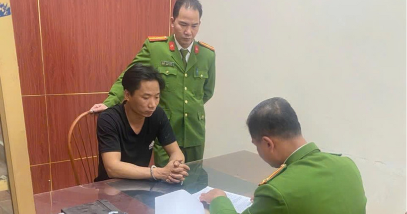 Cán bộ Phòng Cảnh sát THAHS&HTTP, Công an tỉnh Bắc Ninh lập biên bản bắt giữ với Trần Quang Phương.