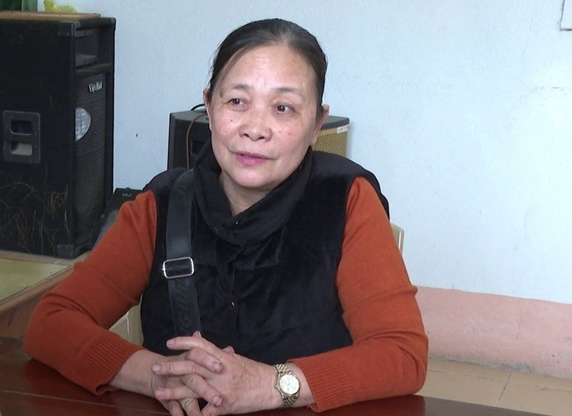 Bà Lê Thị Hải, Tổ trưởng khu phố 3 Phú Sơn, phường Quang Trung kể lại sự việc. Ảnh: Lao động