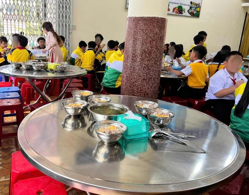 Suất ăn bán trú học sinh Trường Tiểu học Trưng Vương hồi cuối tháng 9. Ảnh: Dân trí