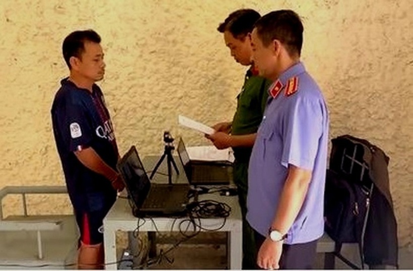 Cơ quan cảnh sát điều tra Công an tỉnh Đồng Tháp đang thi hành các quyết định đối với tài xế Mảnh. Ảnh: Tuổi Trẻ