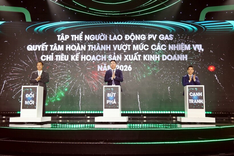 Đại diện Lãnh đạo, người lao động PV GAS thực hiện nghi thức phát động thi đua hoàn thành thắng lợi các chỉ tiêu kế hoạch năm 2026