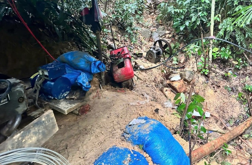 Lán trại dựng lén trên núi để đào vàng trái phép. Ảnh: VTC News.