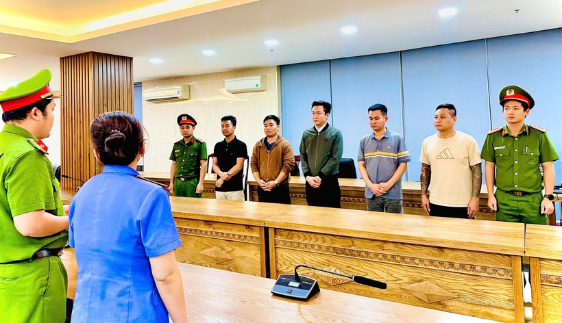 Cơ quan Công an tống đạt quyết định với các đối tượng. Ảnh: Công an Đà Nẵng