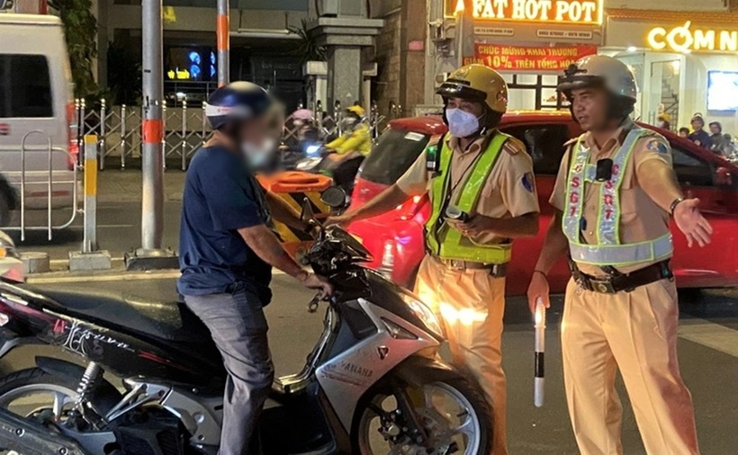 4 loại giấy tờ cảnh sát giao thông kiểm tra khi dừng xe từ 2025. (Ảnh: Dân trí)