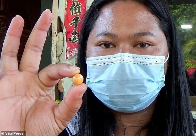 Kodchakorn Tantiwiwatkul và viên ngọc. Ảnh: ViralPress.