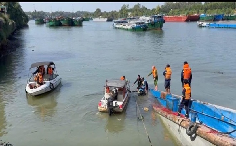Lực lượng chức năng tổ chức đưa thi thể nạn nhân lên bờ. (Ảnh: Người lao động)