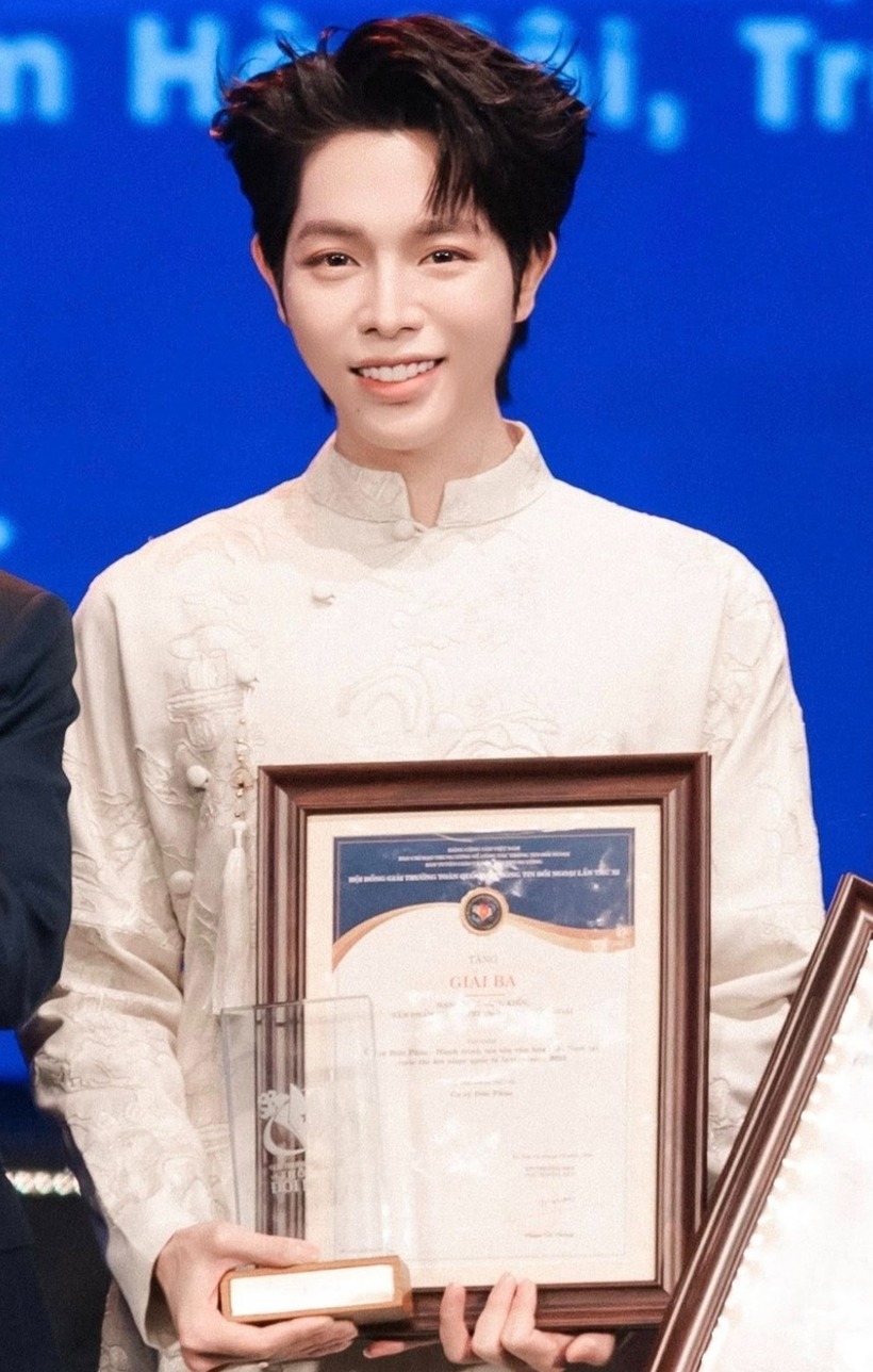 Nam ca sĩ Đức Phúc.