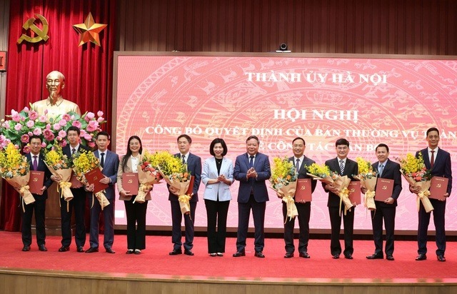 Phó Bí thư Thường trực Thành ủy Nguyễn Văn Phong và Phó Bí thư Thành ủy, Chủ tịch HĐND Thành phố Hà Nội Phùng Thị Hồng Hà trao quyết định, tặng hoa các cán bộ nhận quyết định (Ảnh: Thanh Hải).