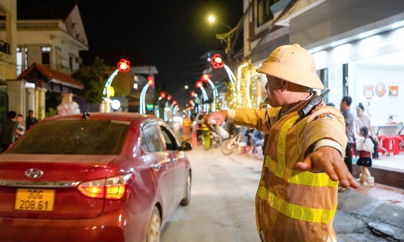 Đội CSGT đường bộ số 8 hướng dẫn giao thông trên tuyến dẫn vào Trung tâm hành hương Thánh Phêrô Lê Tuỳ.