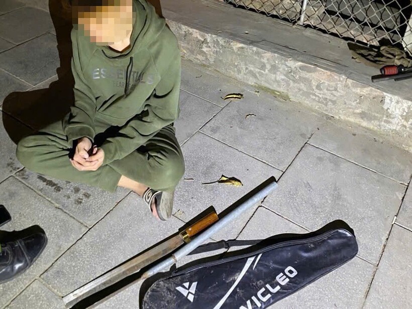 Đối tượng và tang vật tại hiện trường.