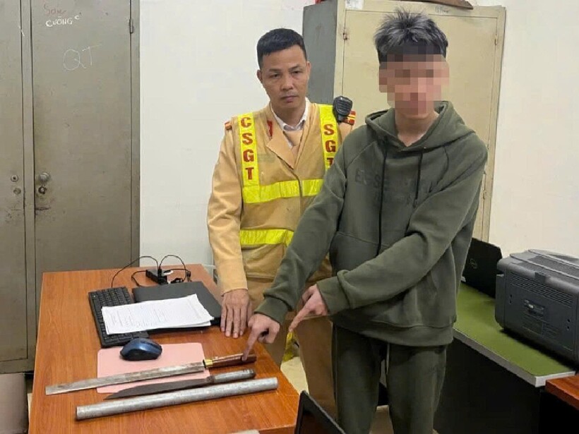 Tổ công tác bàn giao đối tượng và tang vật cho Công an phường Hà Đông.