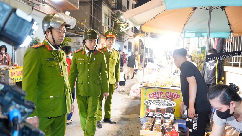 Lực lượng Công an xã Hồng Vân xử lý các vi phạm TTĐT tại khu vực quanh khu vực Nhà thờ.