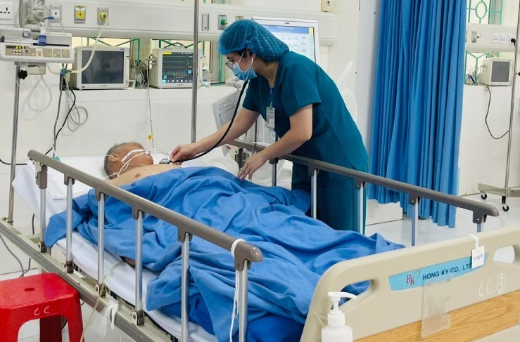 Nam bệnh nhân được bác sĩ cấp cứu. Ảnh: VietNamnet