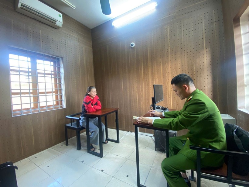 Đối tượng Nguyễn Thị Châm (áo đỏ) làm việc với Cơ quan CSĐT Công an tỉnh Hưng Yên